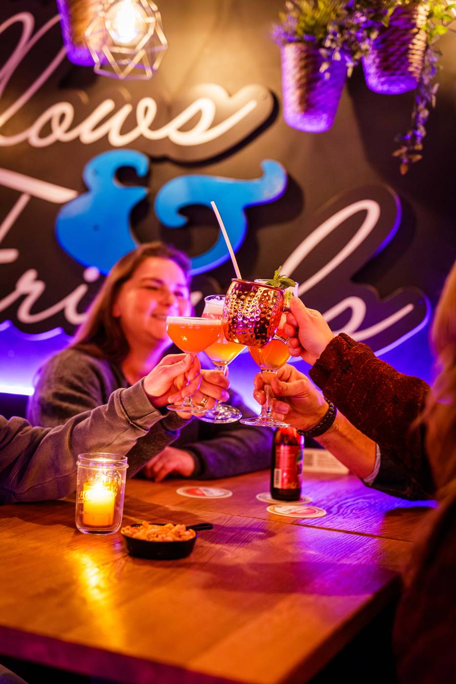 Proosten met cocktails voor de logowand van Fellows & Friends